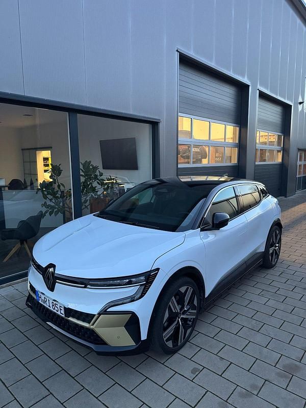 Weiß Gebraucht 2022 Renault Megane E-Tech Limousine | 28.890 € (Teuer) - Bild 1/4
