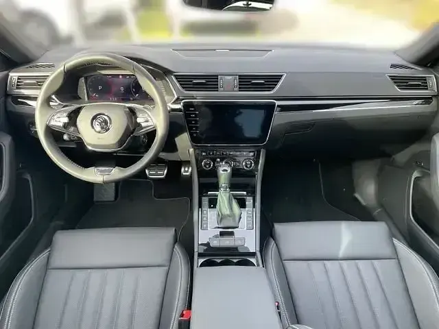 Gebraucht Skoda Superb LAURIN & KLEMENT 280 PS (205 kW) 2023 Moonweiß Kombi