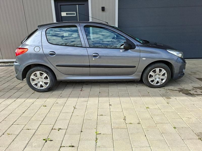Gebraucht Peugeot 206+ 73 PS (53 kW) 2011 Grau Kleinwagen