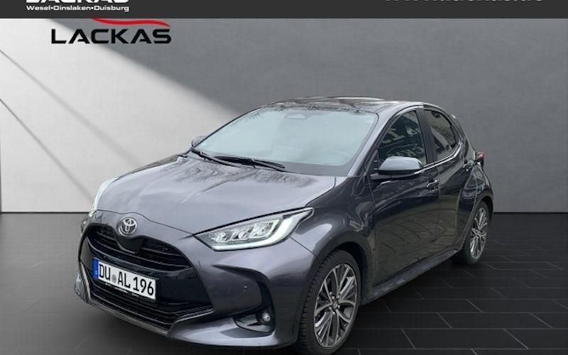 Grau Gebraucht 2024 Toyota Yaris Hybrid Style Limousine | 27.950 € (Etwas zu teuer) - Bild 1/4