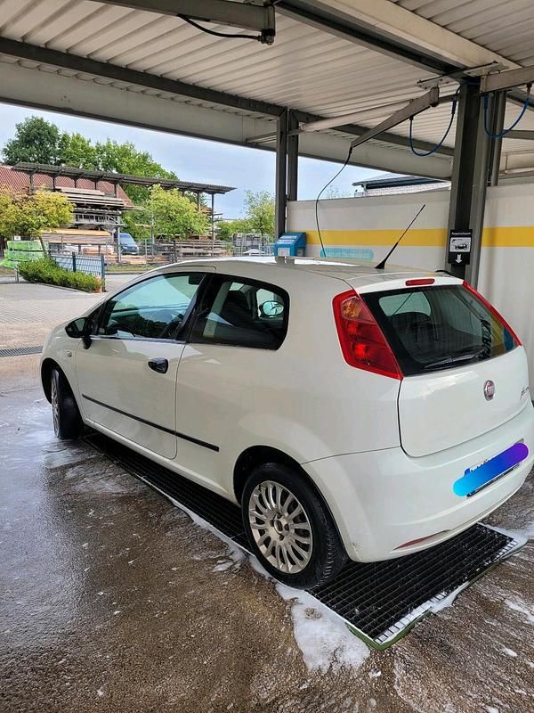Weiß Gebraucht 2009 Fiat Grande Punto Kleinwagen | 700 € (Superpreis) - Bild 1/4
