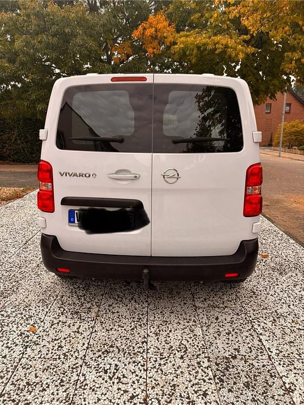 Weiß Gebraucht 2022 Opel Vivaro-e Combi Van | 19.000 € - Bild 1/4