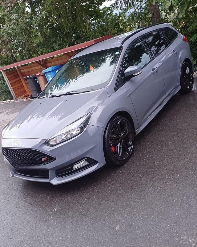 Grau Gebraucht 2018 Ford Focus ST Kombi | 18.500 € (Teuer) - Bild 1/4