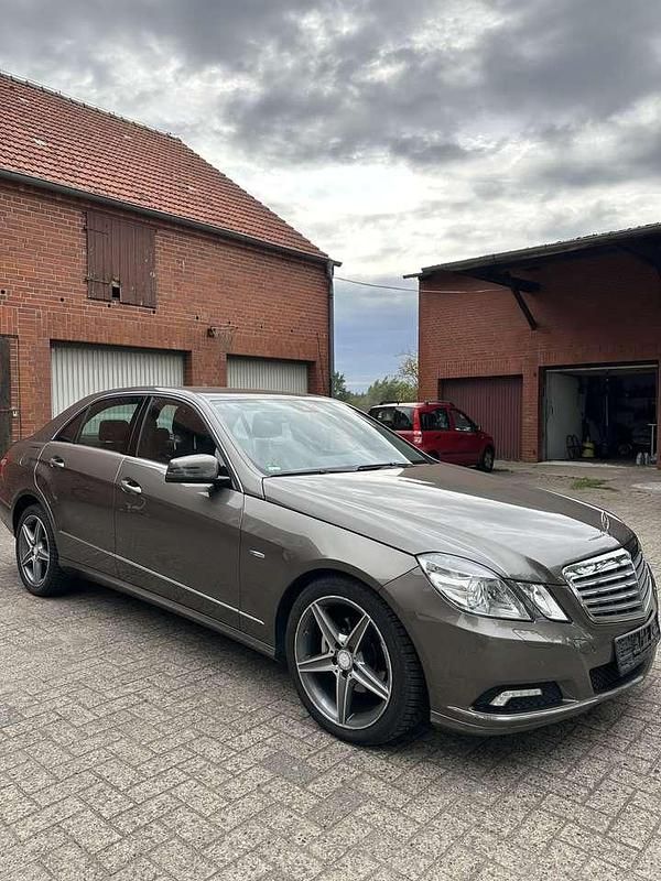 Braun Gebraucht 2009 Mercedes E220 Elegance Limousine | 14.000 € - Bild 1/4