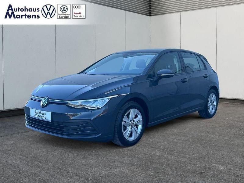 Grau Gebraucht 2022 VW Golf VIII Life Limousine | 21.480 € (Guter Preis) - Bild 1/4