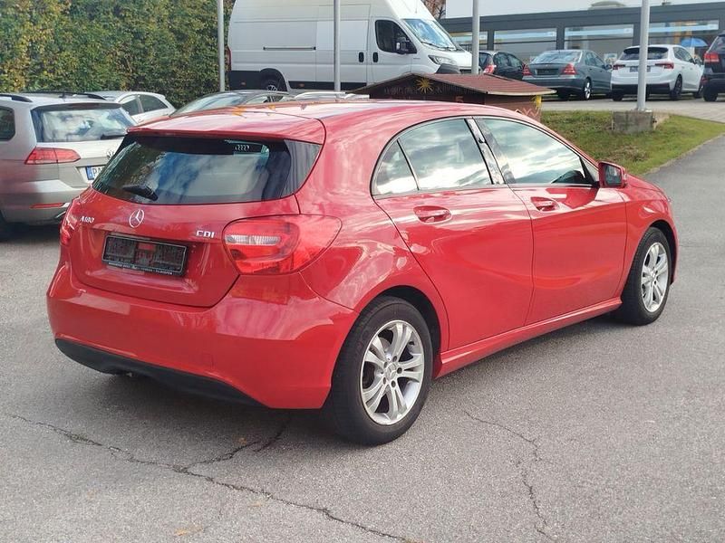 Rot Gebraucht 2013 Mercedes A180 Limousine | 8.600 € (Guter Preis) - Bild 1/4