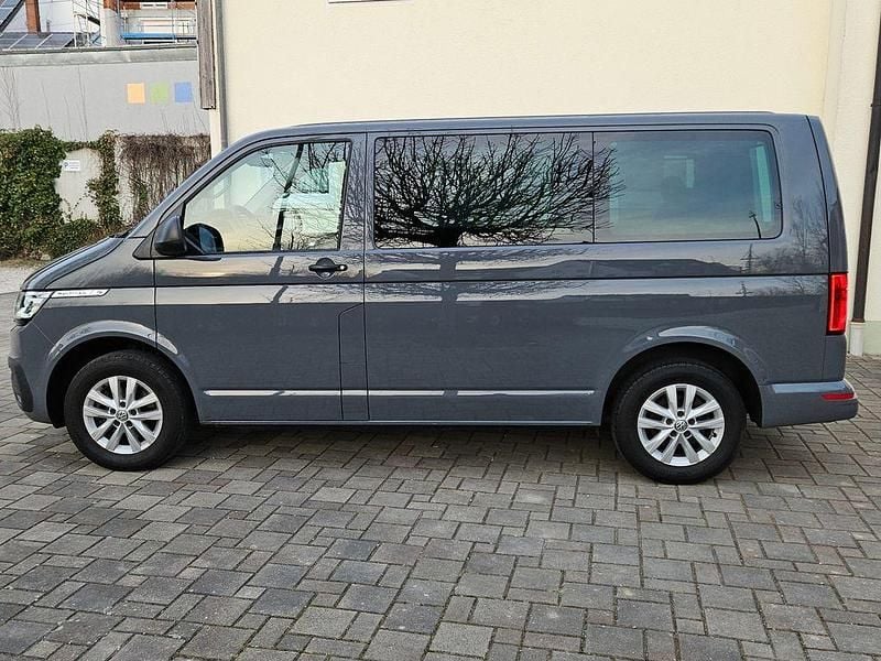 Gebraucht VW Multivan 150 PS (110 kW) 2022 Grau Van / Kleinbus