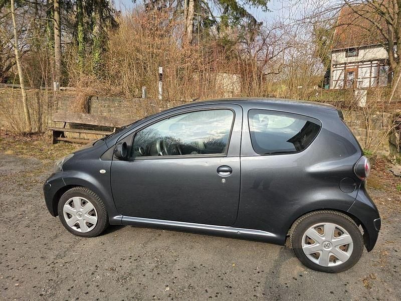 Gebraucht Toyota Aygo 68 PS (50 kW) 2010 Grau Kleinwagen