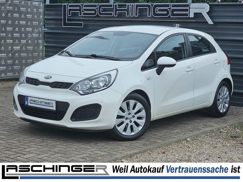 Weiß Gebraucht 2013 Kia Rio Edition 7 Limousine | 5.780 € (Guter Preis) - Bild 1/4