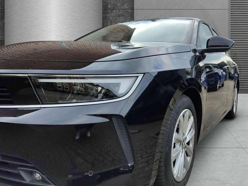 Gebraucht Opel Astra Elegance 131 PS (96 kW) 2022 Diamant schwarz/karbon schwarz Limousine