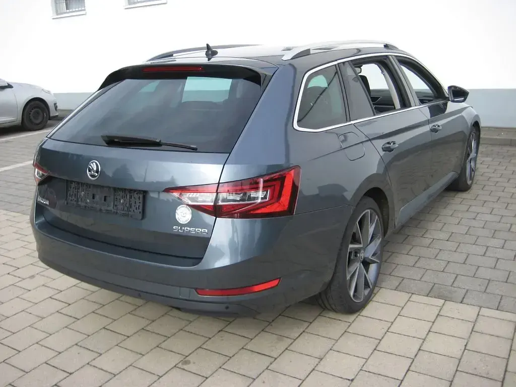 Gebraucht Skoda Superb Style 190 PS (139 kW) 2016 Grau Kombi