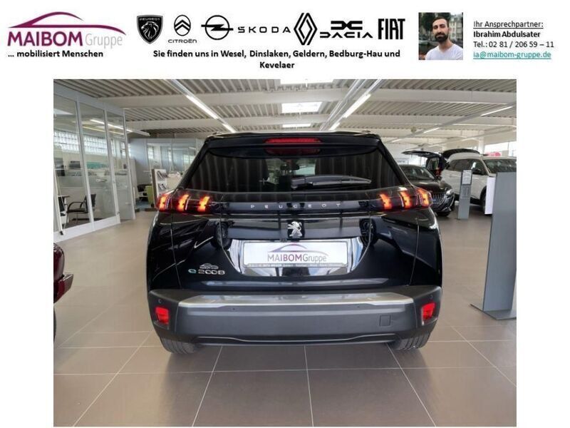 Gebraucht Peugeot e-2008 Allure 100 kW (136 PS) 2022 Perla nera metallic (metallic) SUV