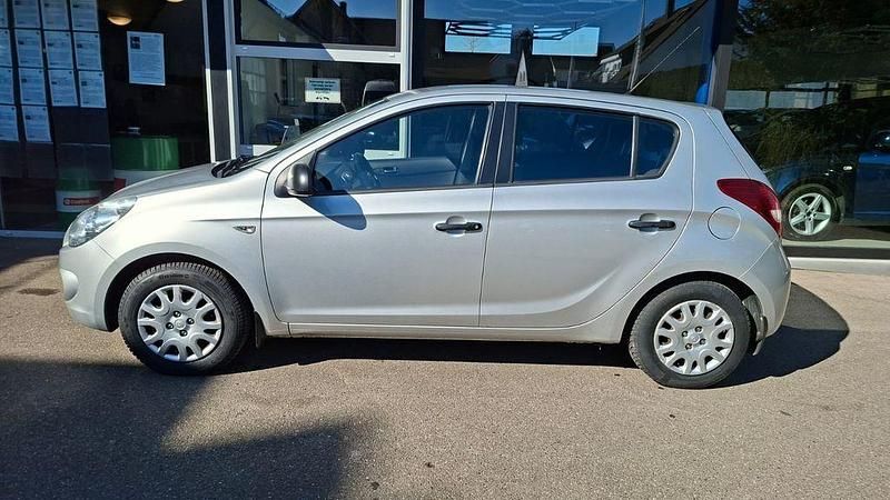 Gebraucht Hyundai i20 77 PS (56 kW) 2012 Silber Kleinwagen