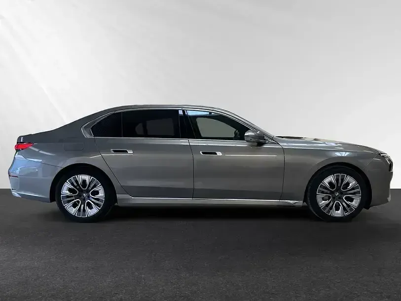 Gebraucht BMW 740 Executive 299 PS (219 kW) 2024 Grau Limousine