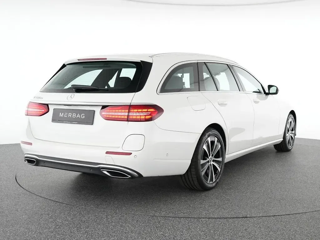 Gebraucht Mercedes E300 194 PS (142 kW) 2023 Weiß Limousine