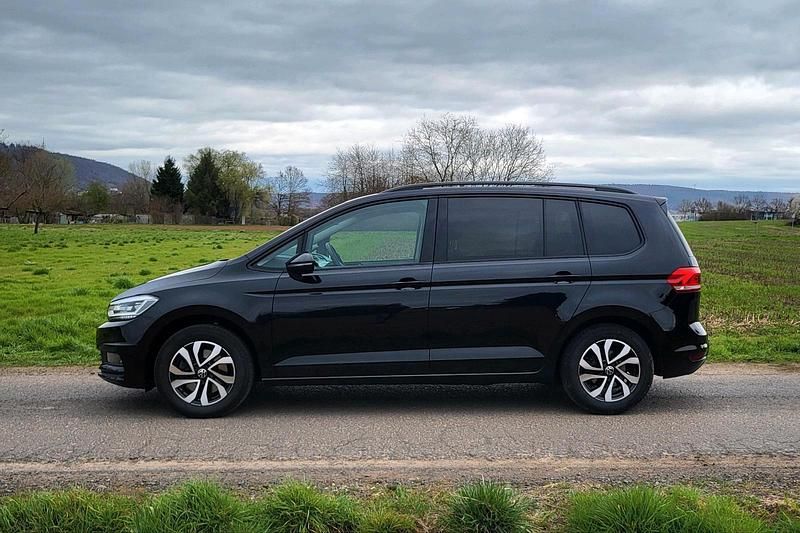Gebraucht VW Touran 150 PS (110 kW) 2023 Schwarz Van / Kleinbus
