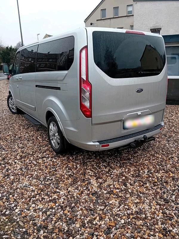 Gebraucht Ford Transit Tourneo Titanium 170 PS (125 kW) 2019 Silber Van / Kleinbus