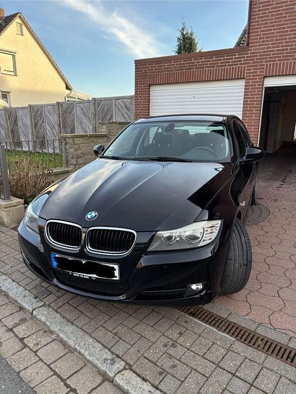 Gebraucht BMW 318 143 PS (105 kW) 2010 Schwarz Limousine