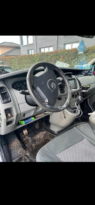 Second-hand Opel Vivaro 115 CP (84 kW) 2004 Alb Monovolum