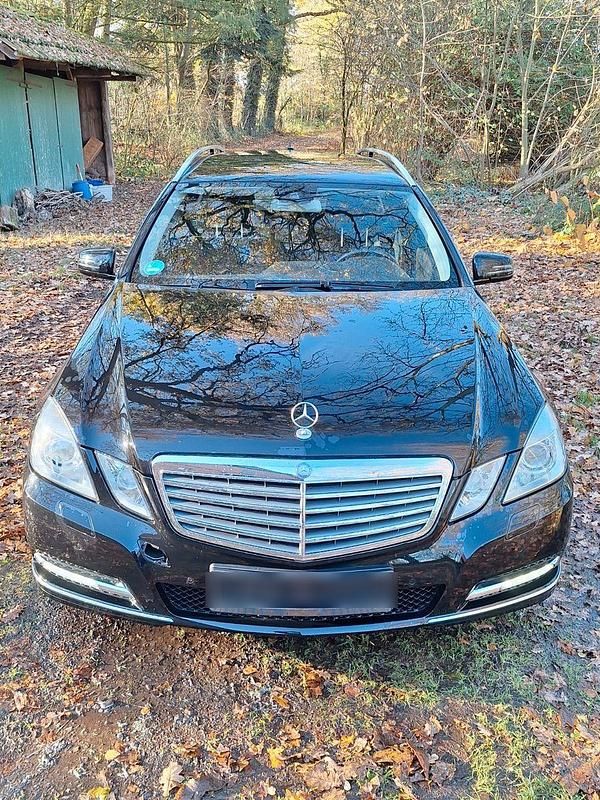 Schwarz Gebraucht 2010 Mercedes E200 Kombi | 5.990 € (Superpreis) - Bild 1/4