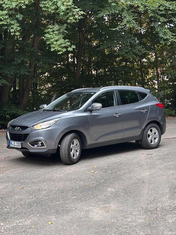 Grau Gebraucht 2012 Hyundai Tucson SUV | 7.999 € - Bild 1/4