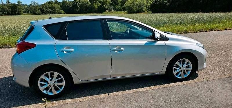 Gebraucht Toyota Auris 132 PS (97 kW) 2013 Silber Kleinwagen