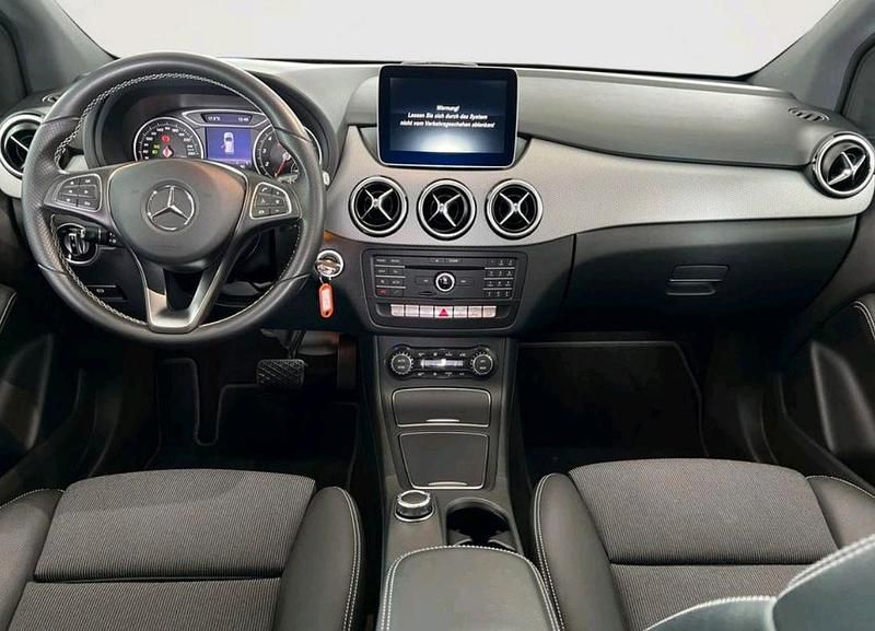 Gebraucht Mercedes B250 211 PS (155 kW) 2016 Rot Van / Kleinbus