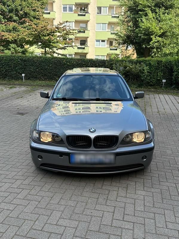 Grau Gebraucht 2004 BMW 320 Limousine | 1.000 € (Superpreis) - Bild 1/4