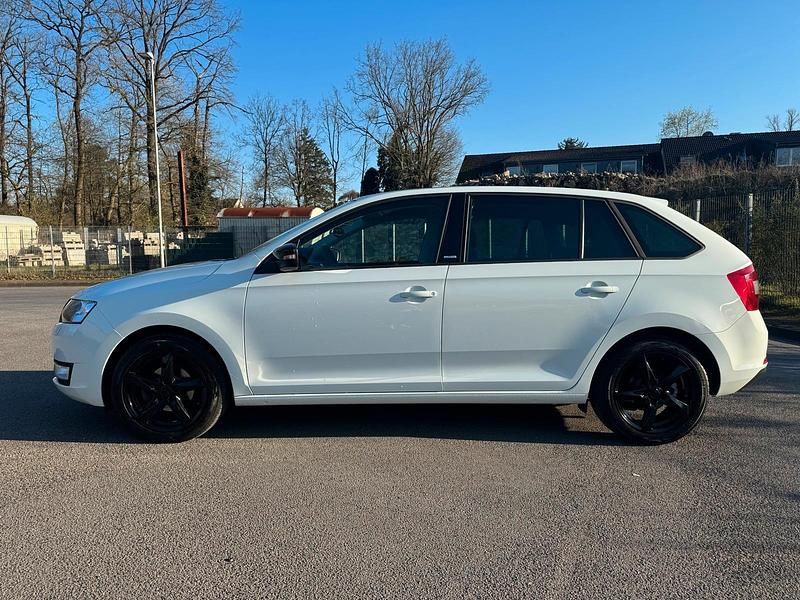 Gebraucht Skoda Rapid Joy 90 PS (66 kW) 2016 Weiß Kleinwagen