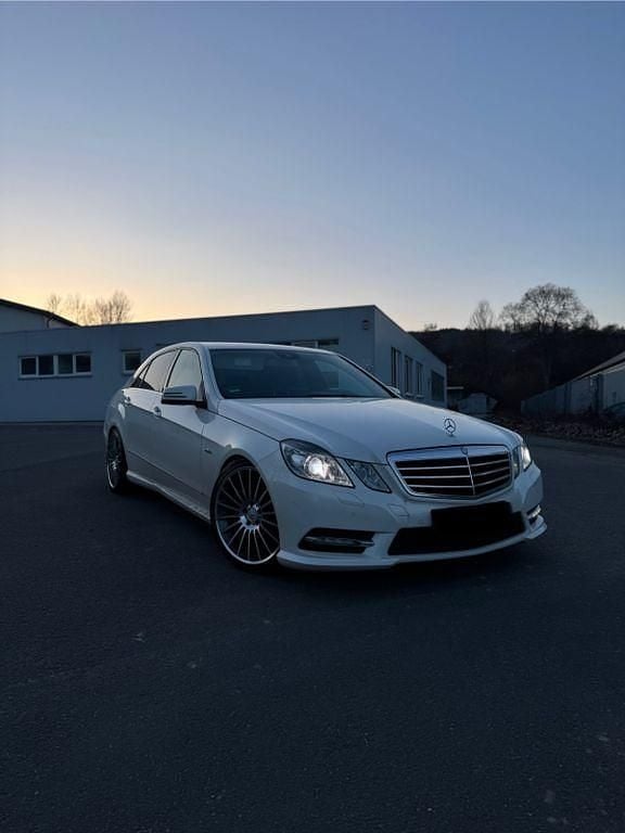 Gebraucht Mercedes E350 AMG 306 PS (225 kW) 2012 Weiß Limousine