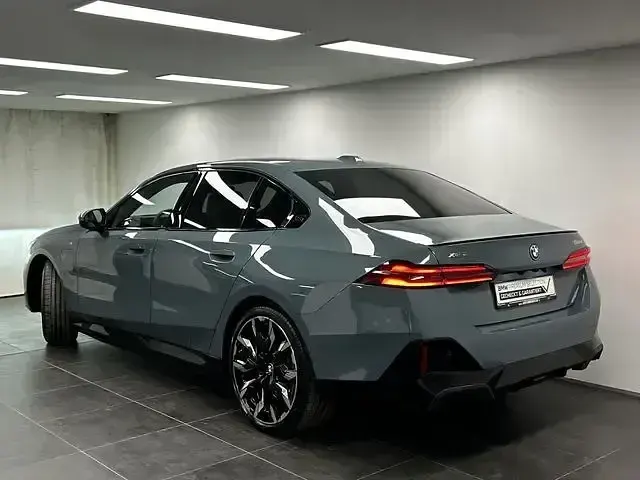 Gebraucht BMW 550e M Sport 489 PS (359 kW) 2025 Cape york grün Limousine