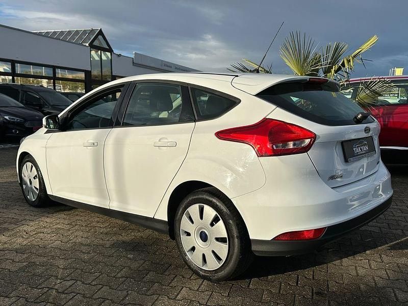 Gebraucht Ford Focus Trend 101 PS (74 kW) 2015 Weiß Limousine