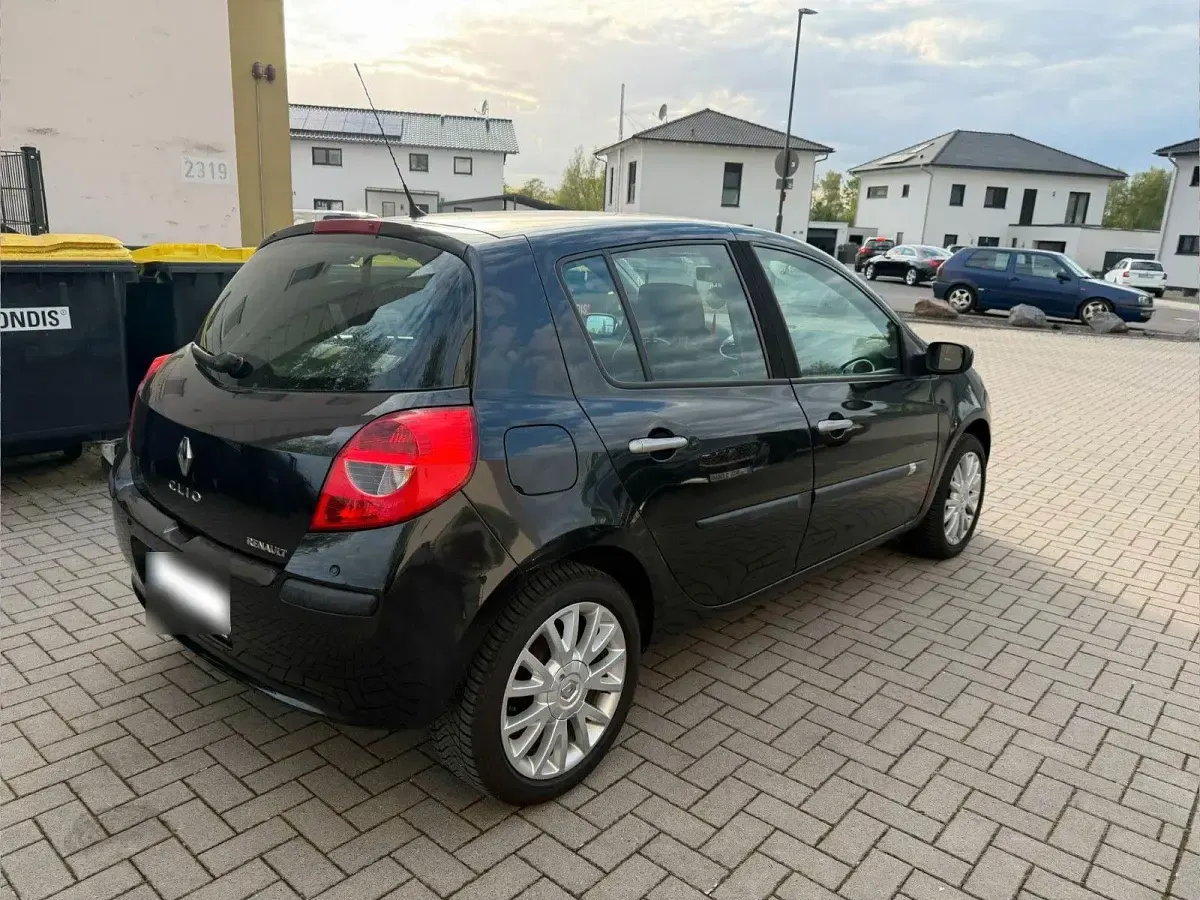 Używany Renault Clio II Dynamique 75 KM (55 kW) 2006 Czarny Sedan/Limuzyna