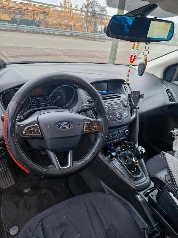 Gebraucht Ford Focus 120 PS (88 kW) 2018 Schwarz Kleinwagen