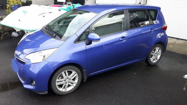 Gebraucht Toyota Verso-S Life 90 PS (66 kW) 2011 Blau metallic Van / Kleinbus