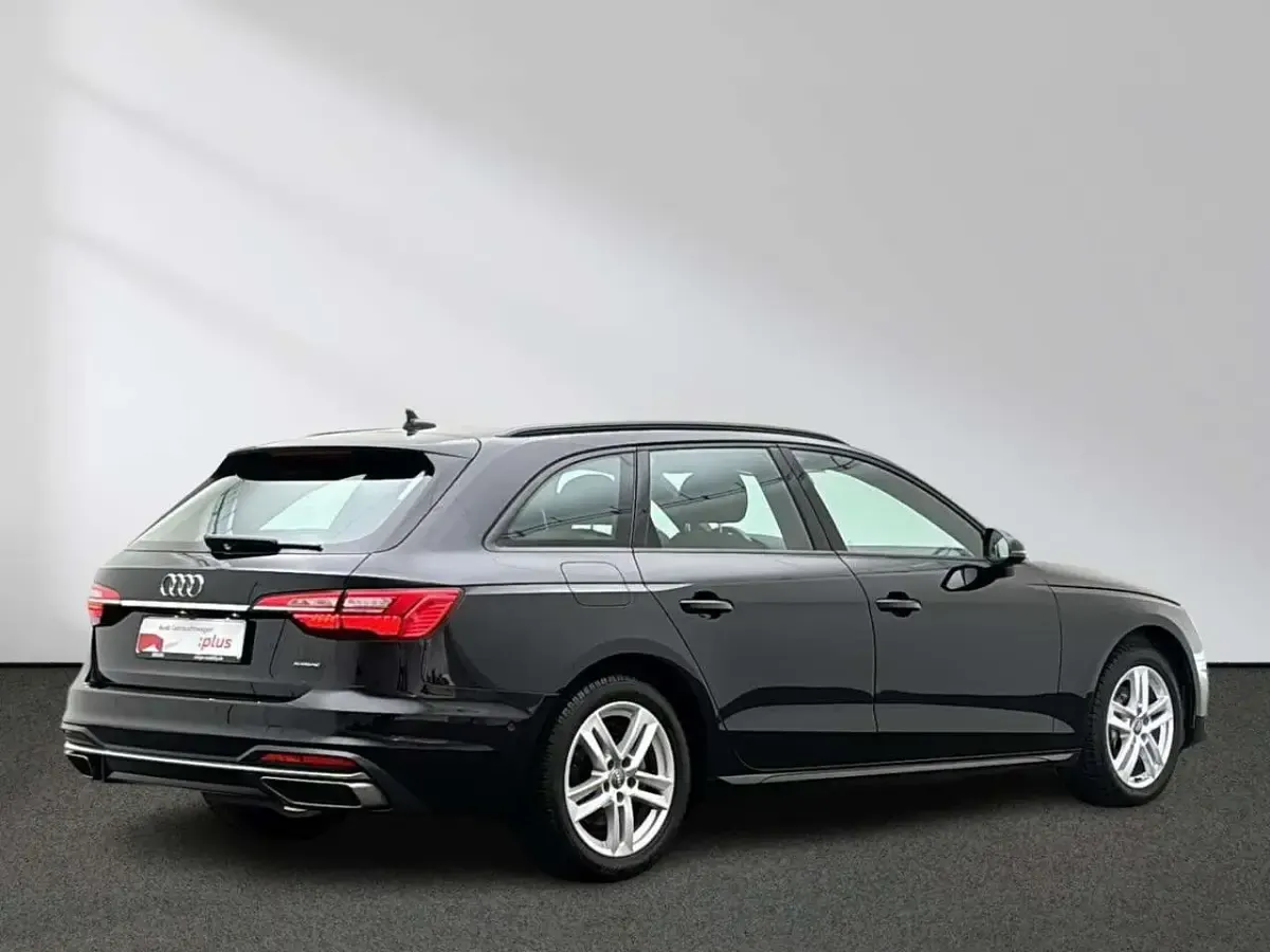 Używany Audi A4 Advanced 204 KM (150 kW) 2023 Czarny Kombi