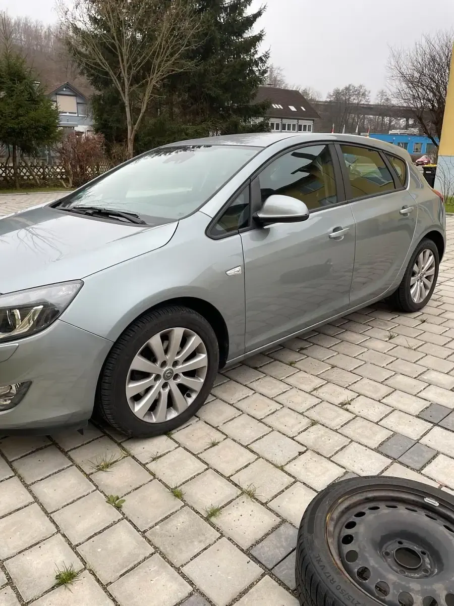 Gebraucht Opel Astra Edition 115 PS (84 kW) 2010 Silber Kombi