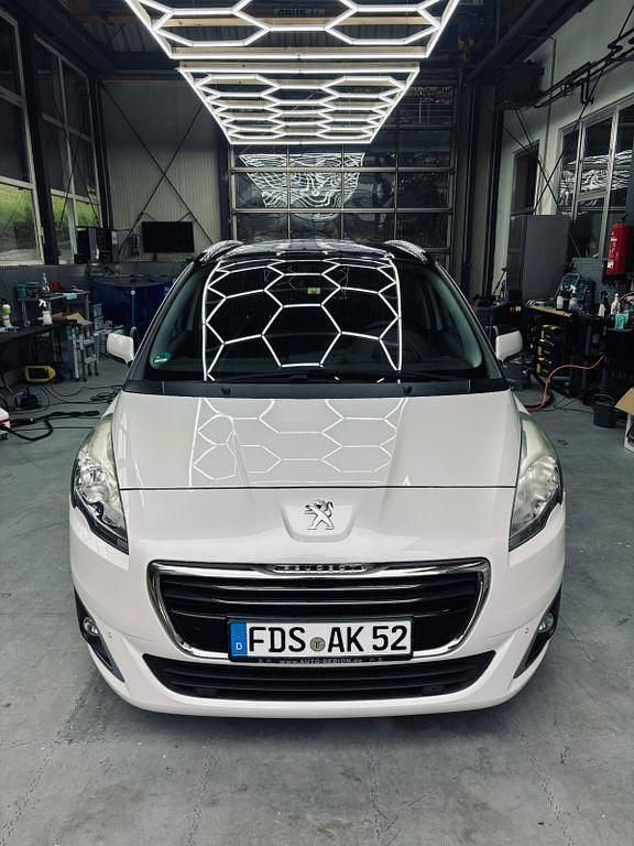 Weiß Gebraucht 2014 Peugeot 5008 Allure Van / Kleinbus | 18.000 € - Bild 1/4