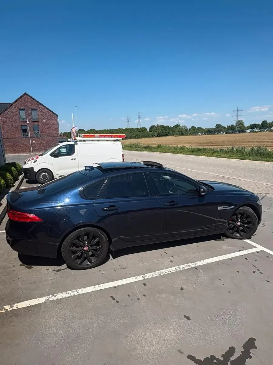 Gebraucht Jaguar XF 180 PS (132 kW) 2017 Blau Limousine
