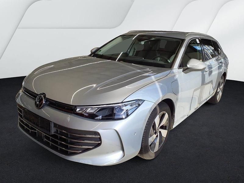 Oyster silver (metallic) Gebraucht 2025 VW Passat Business Kombi | 34.630 € (Fairer Preis) - Bild 1/3