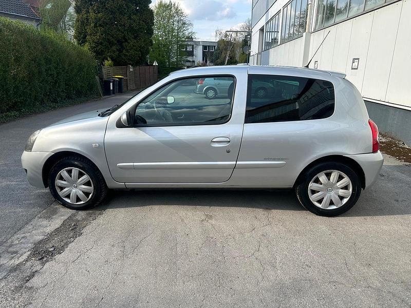 Gebraucht Renault Clio II 75 PS (55 kW) 2008 Silber Kleinwagen