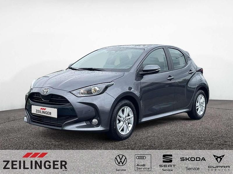 Grau Neu 2025 Toyota Yaris Hybrid Active Limousine | 22.443 € (Guter Preis) - Bild 1/4
