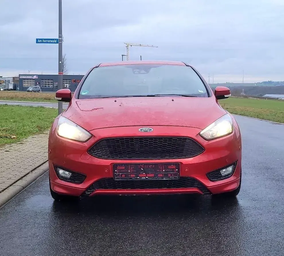 Używany Ford Focus ST-Line 182 KM (133 kW) 2018 Czerwony Sedan/Limuzyna