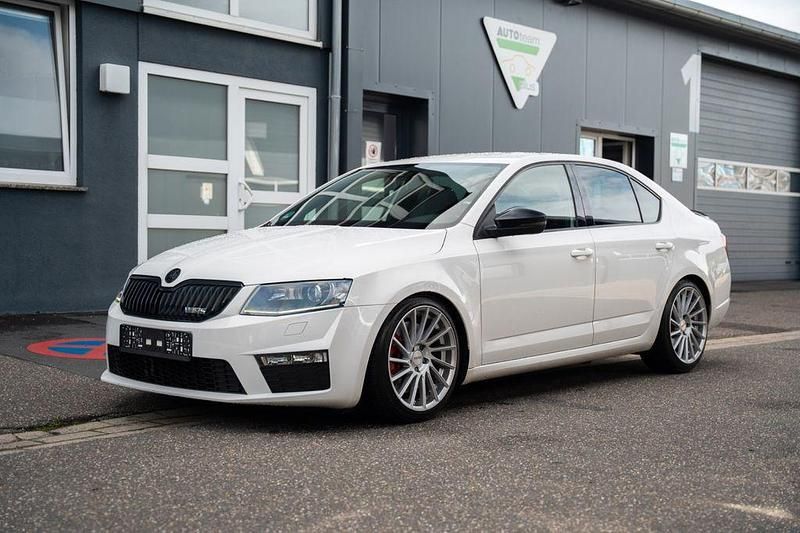 Weiß Gebraucht 2015 Skoda Octavia RS Limousine | 15.990 € - Bild 1/4