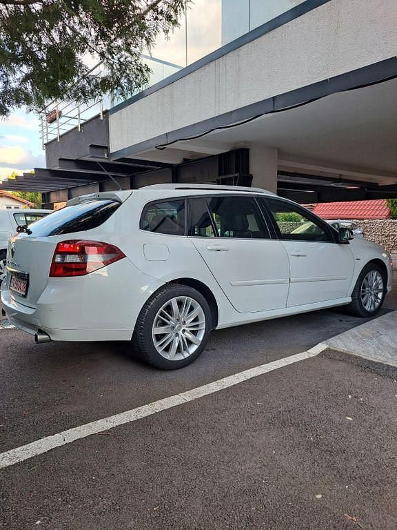 Gebraucht Renault Laguna III 110 PS (80 kW) 2015 Weiß Limousine