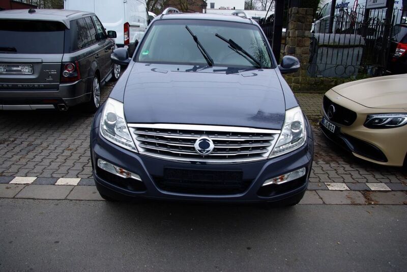 Grau (metallic) Gebraucht 2015 Ssangyong (KGM) Rexton Sapphire SUV | 9.380 € - Bild 1/4