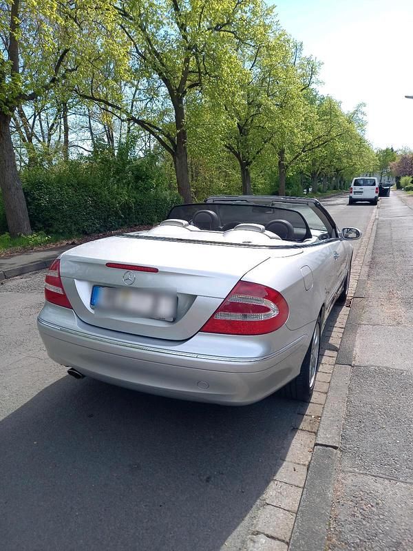 Silber Gebraucht 2004 Mercedes CLK240 Cabrio | 9.300 € (Fairer Preis) - Bild 1/4