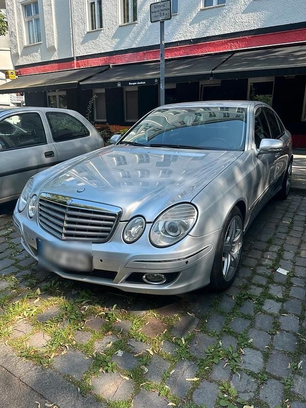 Grau Gebraucht 2008 Mercedes E220 Elegance Limousine | 5.490 € (Fairer Preis) - Bild 1/4