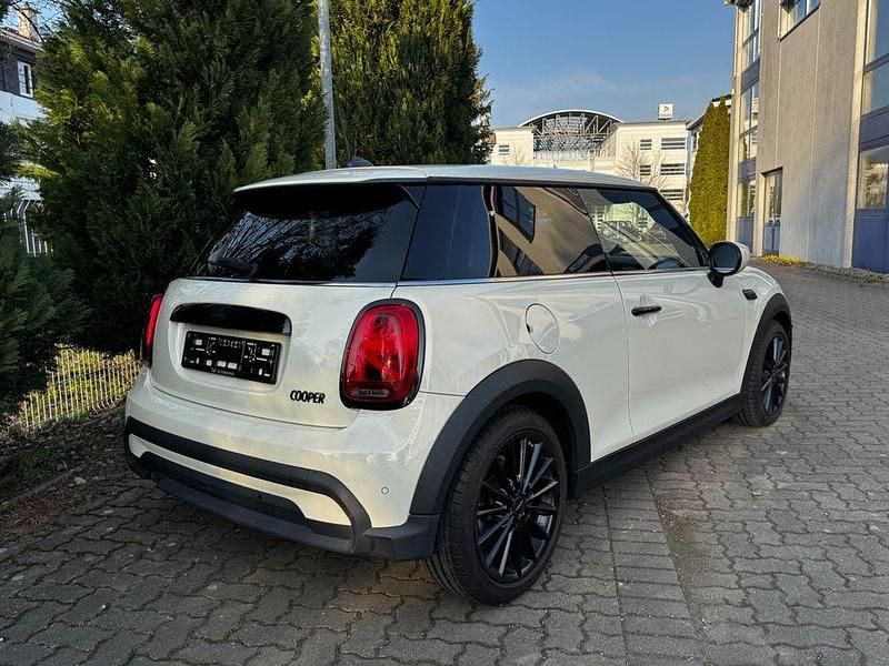 Gebraucht Mini Cooper Classic 136 PS (100 kW) 2021 Weiß Kleinwagen