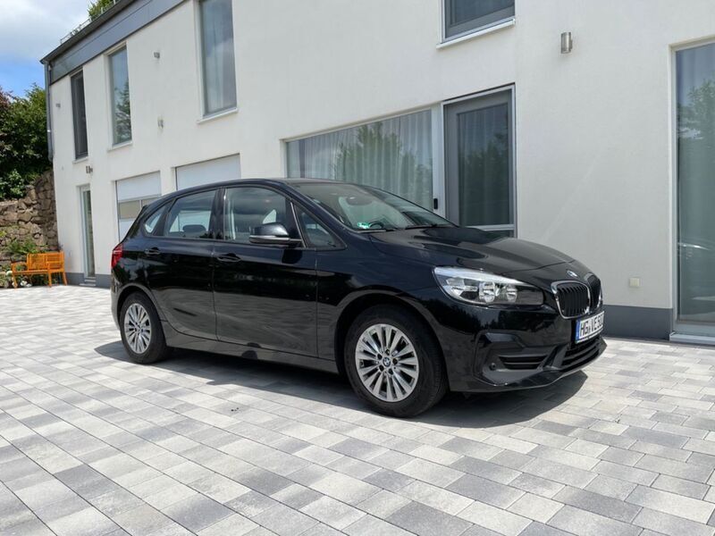 Schwarz Gebraucht 2020 BMW 218 Active Tourer Van / Kleinbus | 21.900 € (Teuer) - Bild 1/4
